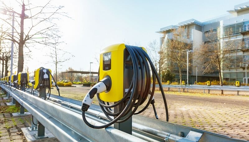 Electric City: Opel schließt Installation von 350 Ladepunkten pünktlich ab